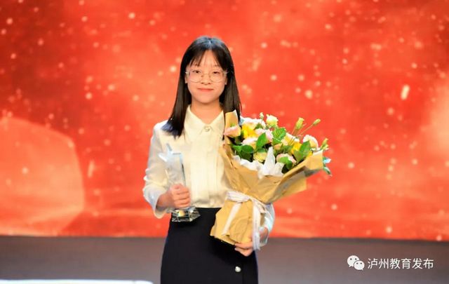 堅(jiān)守平凡，成就最美的事業(yè)|這10位老師被評(píng)為2020年瀘州市“新時(shí)代最美教師”(圖10)
