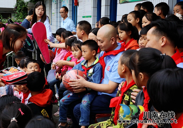 龍馬潭：幫扶助學(xué)送溫暖，真情關(guān)懷送愛心(圖6)