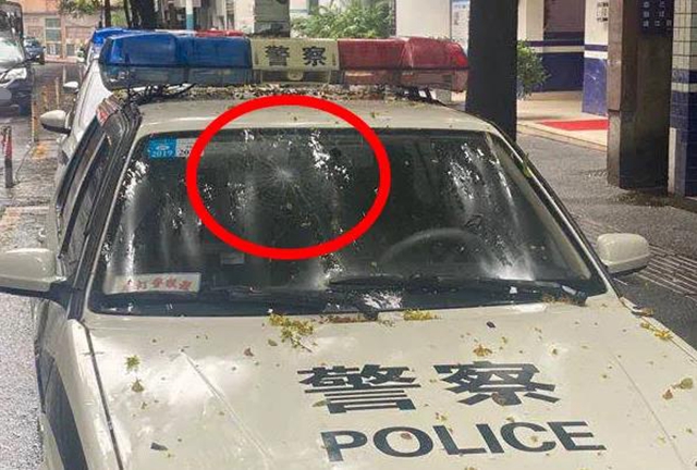瀘州醉哥提起酒瓶，朝警車走出六親不認(rèn)的步伐……