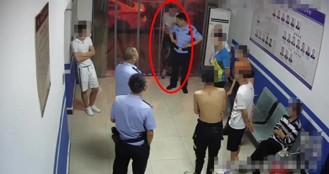 瀘州醉哥提起酒瓶，朝警車走出六親不認(rèn)的步伐……(圖2)