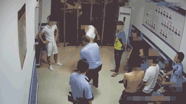 瀘州醉哥提起酒瓶，朝警車走出六親不認(rèn)的步伐……(圖3)