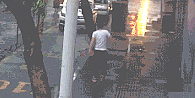 瀘州醉哥提起酒瓶，朝警車走出六親不認(rèn)的步伐……(圖4)