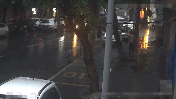 瀘州醉哥提起酒瓶，朝警車走出六親不認(rèn)的步伐……(圖6)