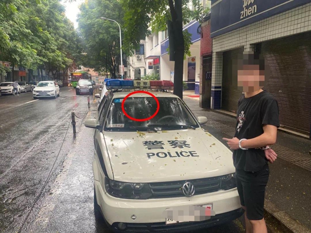 瀘州醉哥提起酒瓶，朝警車走出六親不認(rèn)的步伐……(圖7)