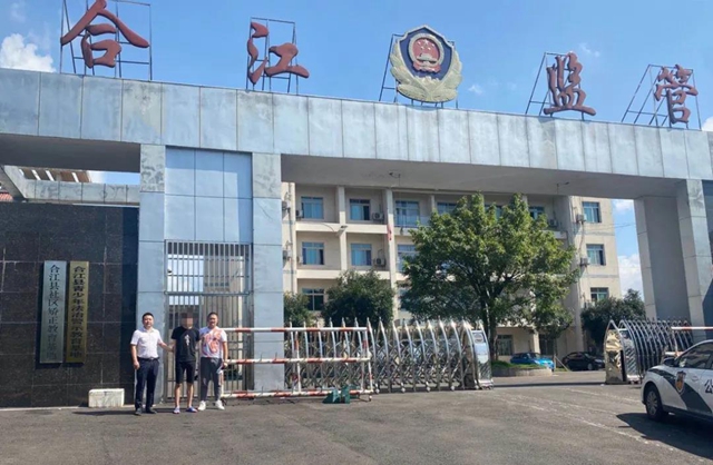 瀘州醉哥提起酒瓶，朝警車走出六親不認(rèn)的步伐……(圖8)