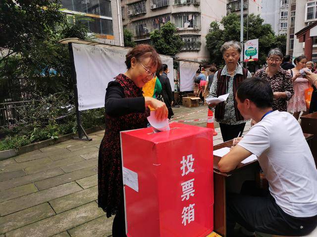江陽區(qū)在全省試點(diǎn)非戶籍常住居民和黨員參加社區(qū)“兩委”換屆選舉(圖3)