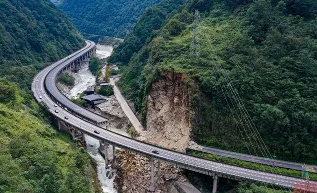 山體垮塌致橋梁斷裂！石棉公安局公布雅西高速繞行路線(圖4)