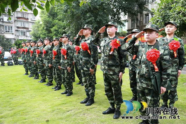 從戎報(bào)國(guó)英雄志，熱血建功正當(dāng)時(shí)！龍馬潭區(qū)百余名新兵奔赴軍營(yíng)(圖3)