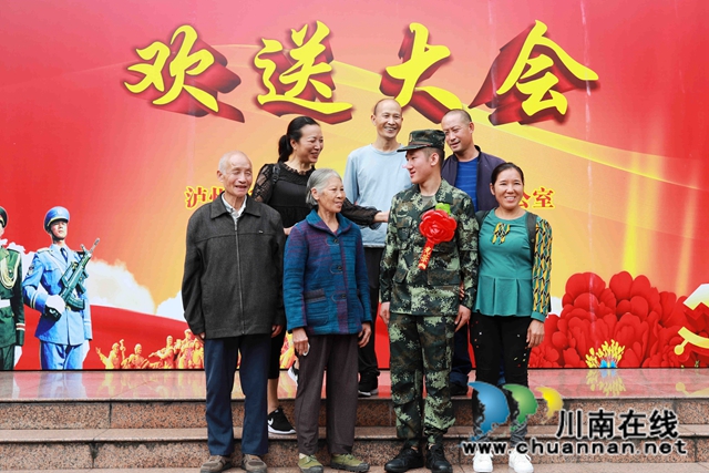 從戎報(bào)國(guó)英雄志，熱血建功正當(dāng)時(shí)！龍馬潭區(qū)百余名新兵奔赴軍營(yíng)(圖9)