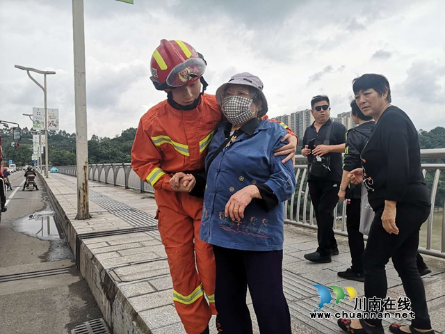 兩人在瀘州國窖大橋上輕生！一人已跳入江中，一人被當場救下！(圖2)