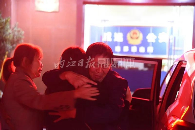 失聯21年！內江一女子終與家人團聚，現場所有人濕了眼眶