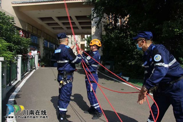 瀘縣：巨型馬蜂窩高懸醫(yī)院大樓兩載，龍城救援隊(duì)員飛檐走壁鏟除(圖2)