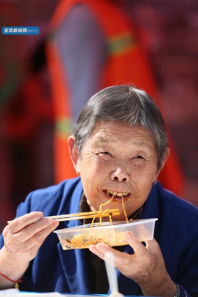 “大觀樓燃面”火了！國(guó)慶快來宜賓吃面！(圖7)