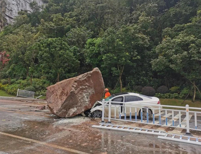 驚險(xiǎn)！宜賓白塔山下滾落一巨石，砸中一輛汽車！(圖1)