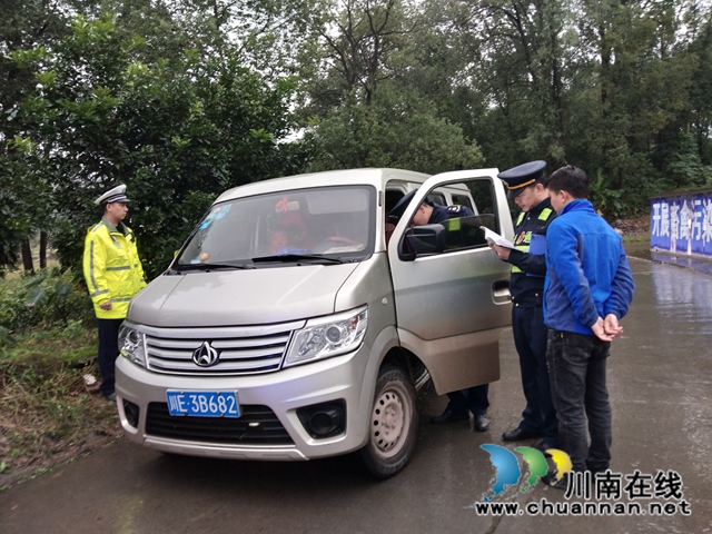 瀘縣百和鎮(zhèn)開展道路交通“五統(tǒng)一、五聯(lián)動”聯(lián)合執(zhí)法行動(圖4)
