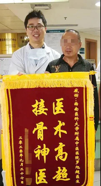 【太慘】一跤摔下去，男子下巴歪了、耳朵掉了？