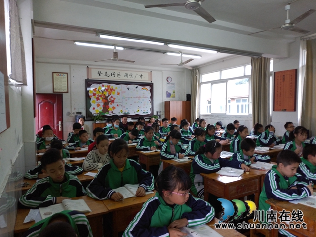 宜賓敘州區(qū)研培中心到南廣初中開展教學視導(圖2)