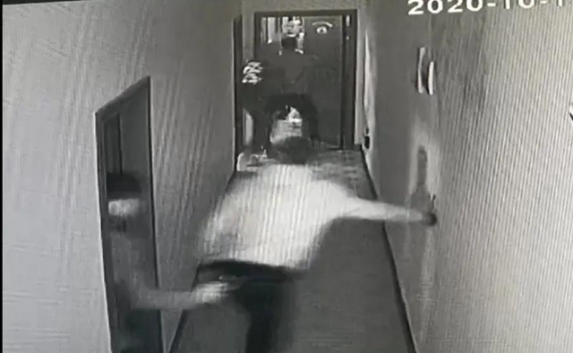 瀘州8名“警察”持械搶劫十余萬(wàn)！被抓時(shí)被嚇的驚聲尖叫（附視頻）