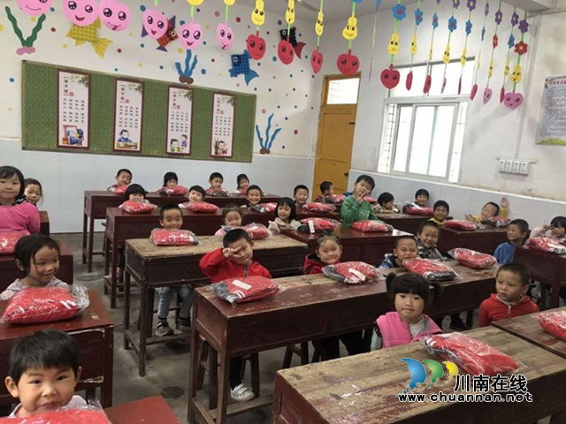 寧波市瀘州商會向敘永大石鎮(zhèn)紅洞橋村小學(xué)捐贈送溫暖(圖2)