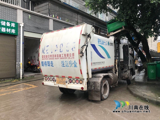 餐廚垃圾收集運(yùn)輸車(chē)亮相瀘縣立石鎮(zhèn)街頭(圖1)