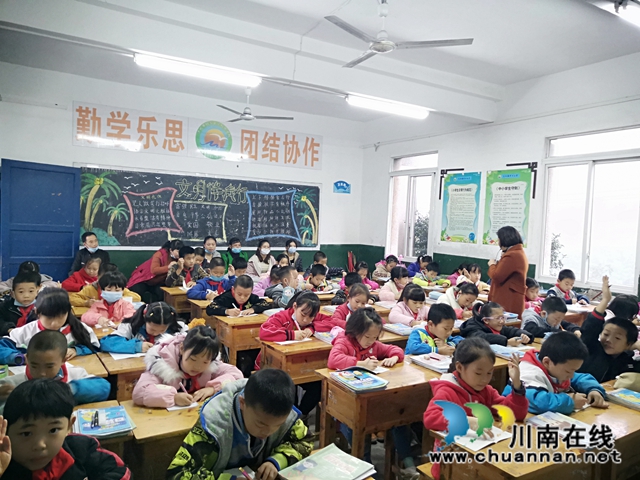 納溪區(qū)天仙鎮(zhèn)中心小學(xué)開展“家校共育，共助成長”家長開放日活動(圖1)
