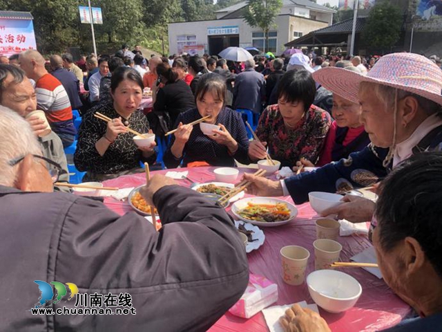 龍馬潭區(qū)特興街道舉辦“九九重陽(yáng)節(jié)慶典” 800余名老人參加(圖1)