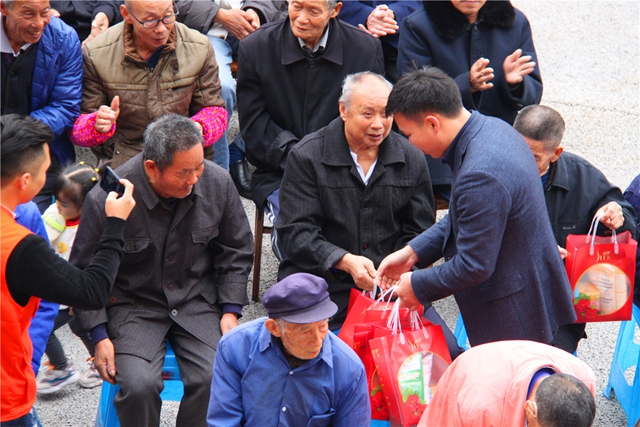 江陽(yáng)區(qū)新聯(lián)會(huì)在江北鎮(zhèn)敬老院舉辦“伴晚義倉(cāng)”公益活動(dòng)(圖16)