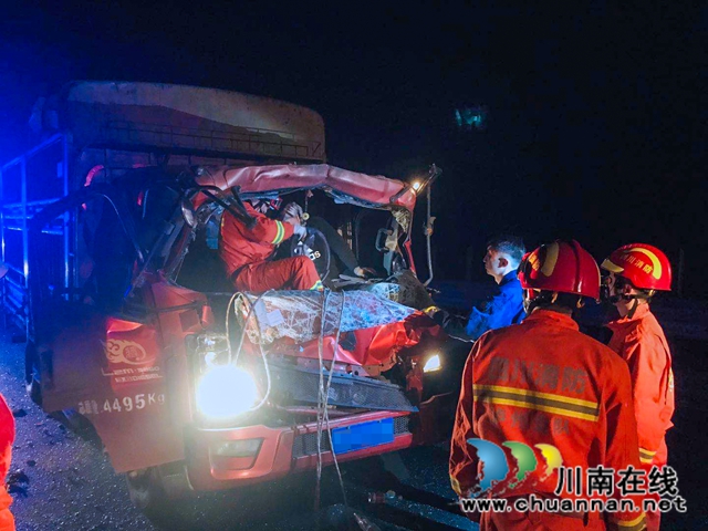 瀘州：兩貨車凌晨追尾致一人被困，消防成功”剪“救(圖2)