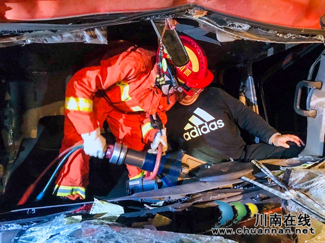 瀘州：兩貨車凌晨追尾致一人被困，消防成功”剪“救(圖3)