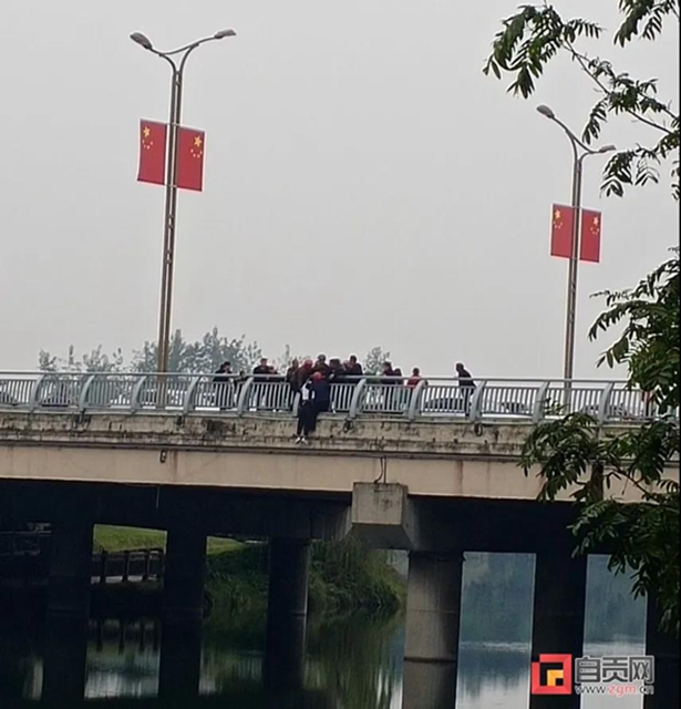 素不相識真英雄！少年欲跳橋輕生，自貢群眾上演生死營救