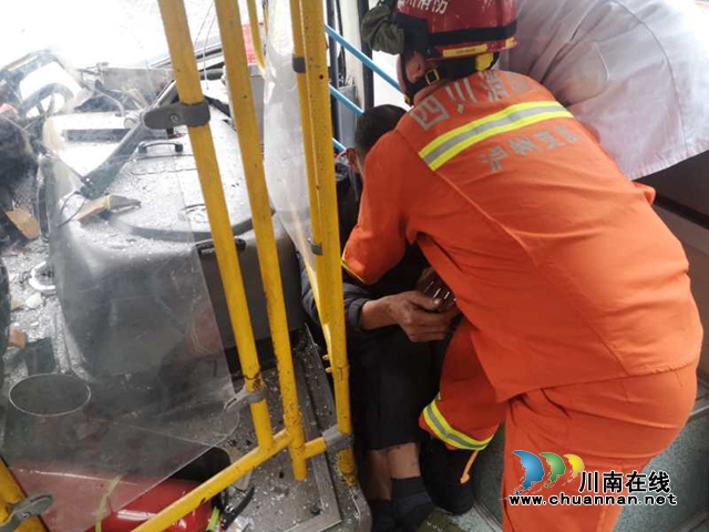 瀘州一輛公交車與貨車相撞 導致多人受傷(圖5)