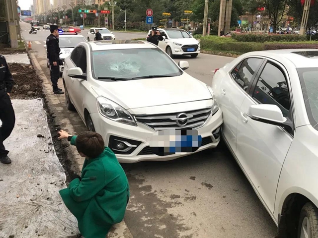 兩口子在興文法院門口打架、榔頭砸車！法警及時出手……(圖2)