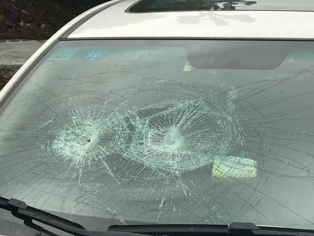 兩口子在興文法院門口打架、榔頭砸車！法警及時出手……(圖3)