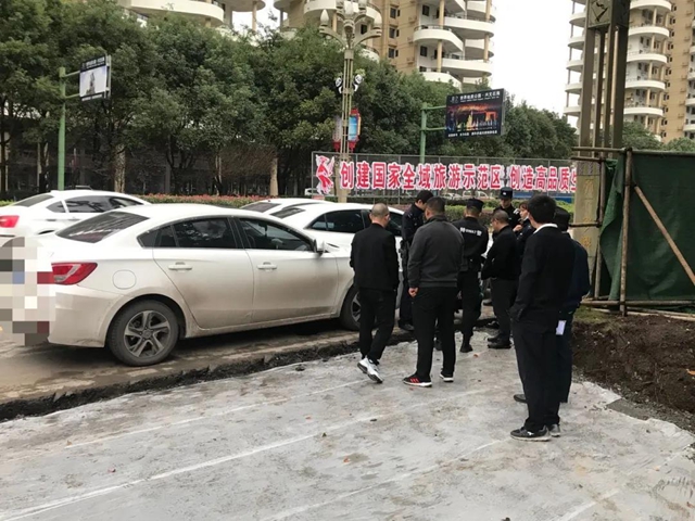 兩口子在興文法院門口打架、榔頭砸車！法警及時出手……(圖5)