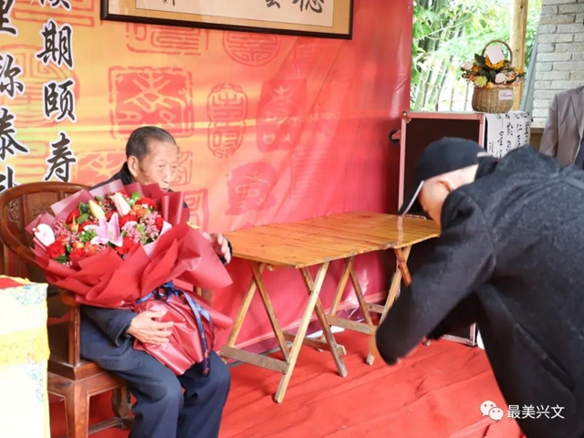 宜賓百歲老人過生日！現(xiàn)場發(fā)生這一幕令人……(圖4)