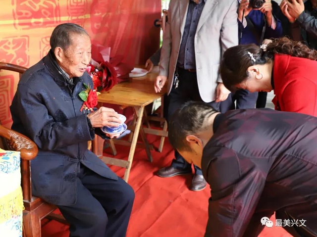 宜賓百歲老人過生日！現(xiàn)場發(fā)生這一幕令人……(圖5)