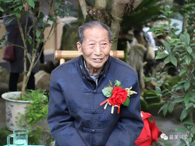 宜賓百歲老人過生日！現(xiàn)場發(fā)生這一幕令人……(圖1)