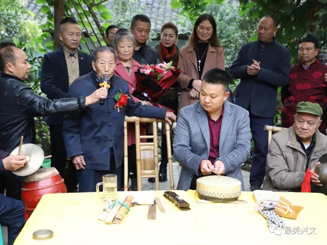 宜賓百歲老人過生日！現(xiàn)場發(fā)生這一幕令人……(圖10)