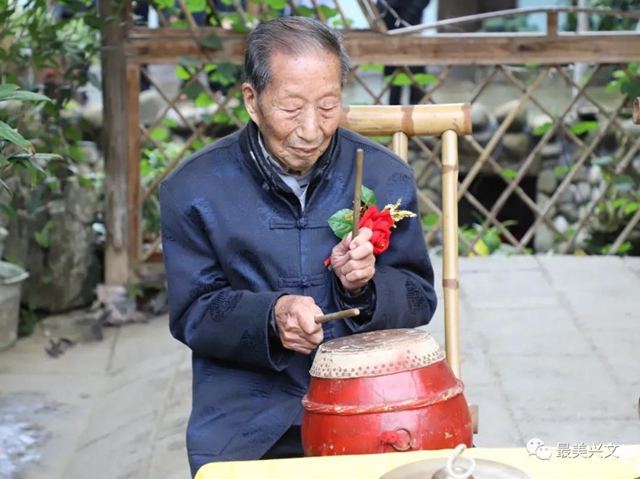 宜賓百歲老人過生日！現(xiàn)場發(fā)生這一幕令人……(圖11)