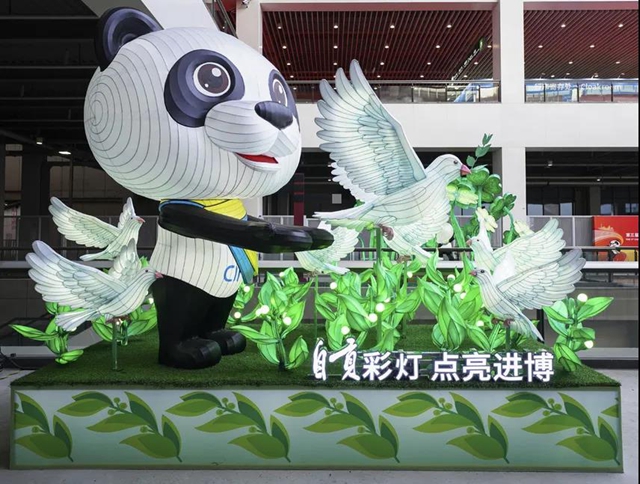 自貢彩燈點(diǎn)亮＂進(jìn)博＂ 千年鹽都走向世界！(圖1)