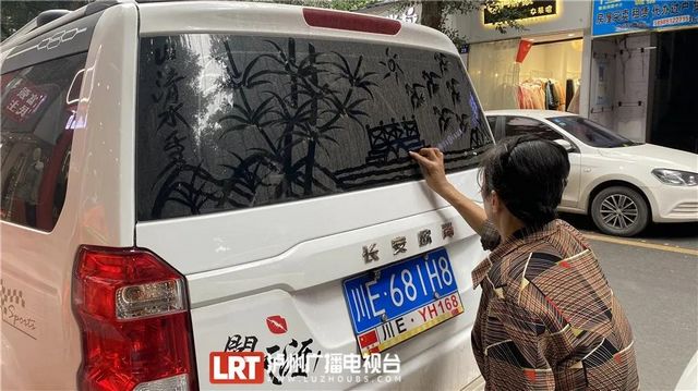 瀘州網(wǎng)紅奶奶車窗作畫畫遍瀘州 車主：舍不得擦(圖1)