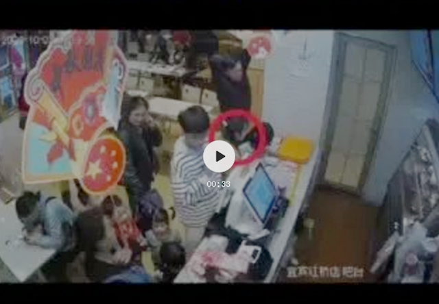 江安一女子順手牽羊，當面順走2600元現(xiàn)金！監(jiān)控錄下全過程（附視頻）
