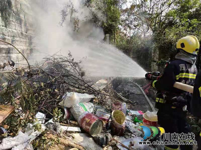 瀘州：垃圾堆發(fā)生火災(zāi)，消防員“雙槍”滅火(圖1)