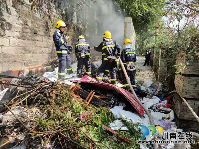 瀘州：垃圾堆發(fā)生火災(zāi)，消防員“雙槍”滅火(圖6)