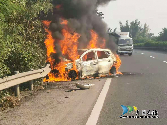 高速路上轎車撞向護(hù)欄起火燒成光架架！瀘州消防緊急救援(圖1)
