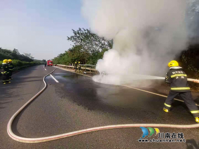 高速路上轎車撞向護(hù)欄起火燒成光架架！瀘州消防緊急救援(圖2)