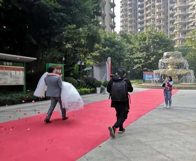 綠韻小區(qū)業(yè)主喜結(jié)連理，佳樂物業(yè)紅毯迎親送祝福(圖3)