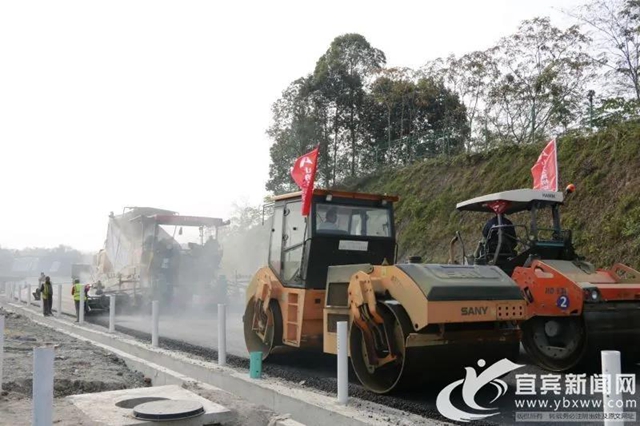 成宜高速瀝青路全幅貫通！預(yù)計(jì)下月實(shí)現(xiàn)通車！(圖3)