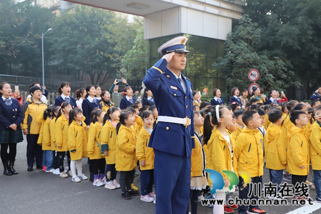 萌娃進營看新鮮！瀘州消防開展“119”消防站開放日活動(圖5)