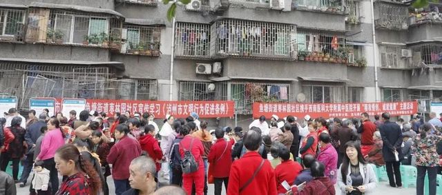 【圍觀】瀘州這個(gè)社區(qū)牛角朝天？(圖2)